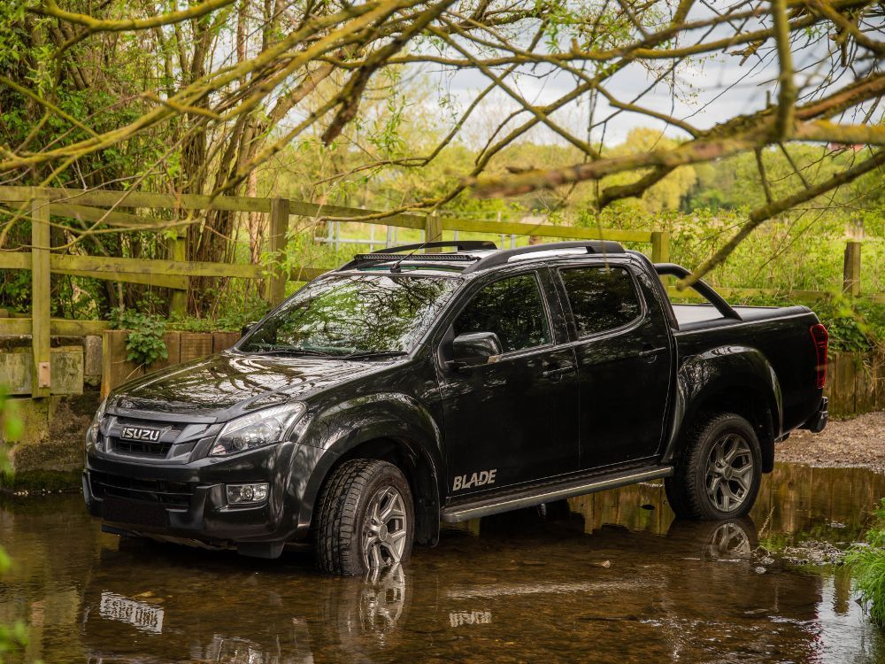 Lazer Lamps Isuzu D-Max Linear-36 or T24 Roof Mounting Kit (With Roof Rails) PN: 3001-DMAX-WRR