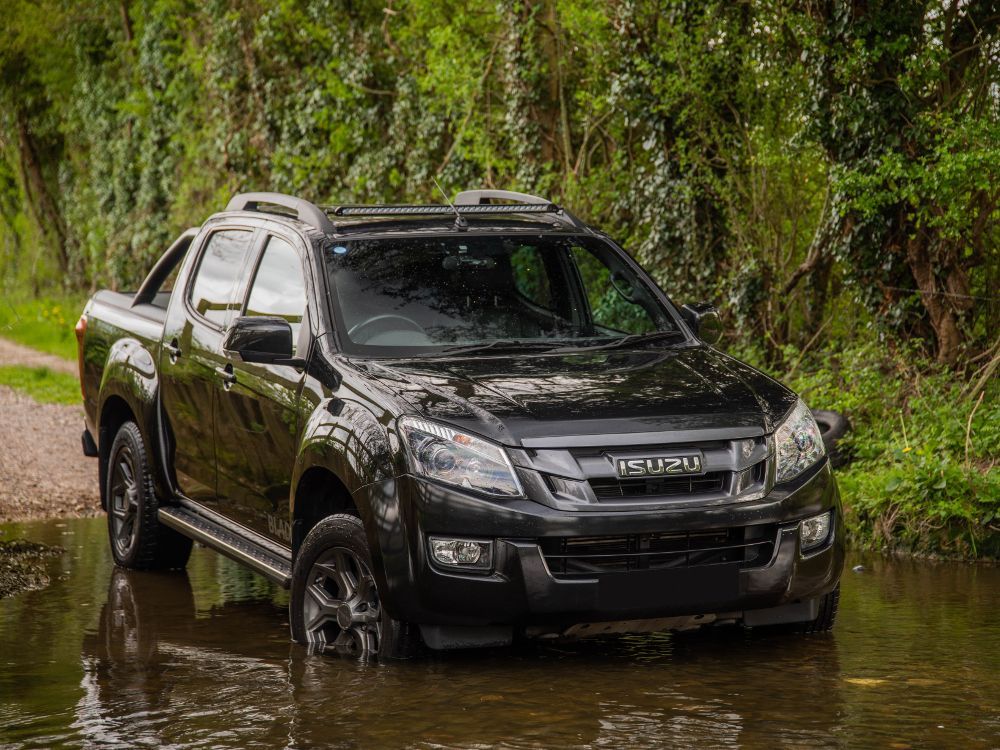 Lazer Lamps Isuzu D-Max Linear-36 or T24 Roof Mounting Kit (With Roof Rails) PN: 3001-DMAX-WRR